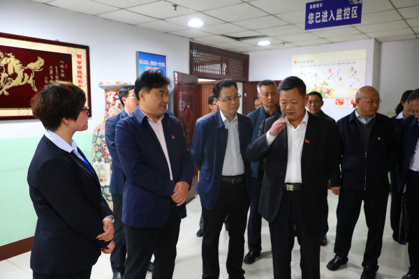 河南省新鄉(xiāng)市委常委、組織部長(zhǎng)王樂新來平原商場(chǎng)調(diào)研
